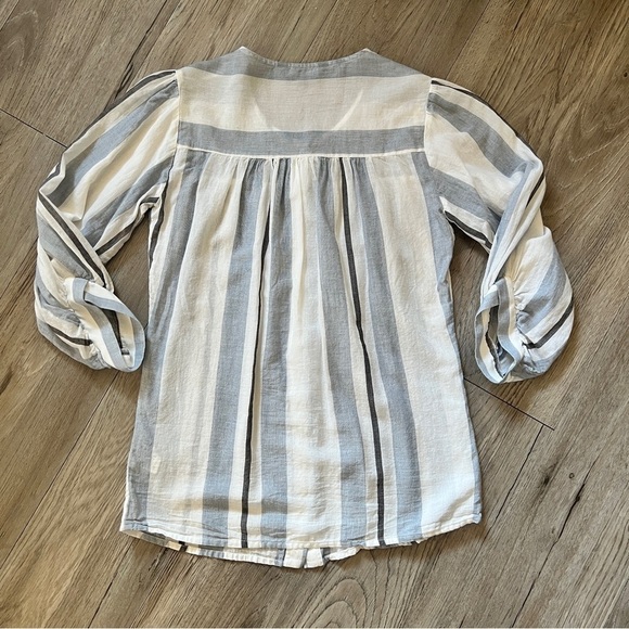 Ladies Button Up Top​ - Picture 2 of 5